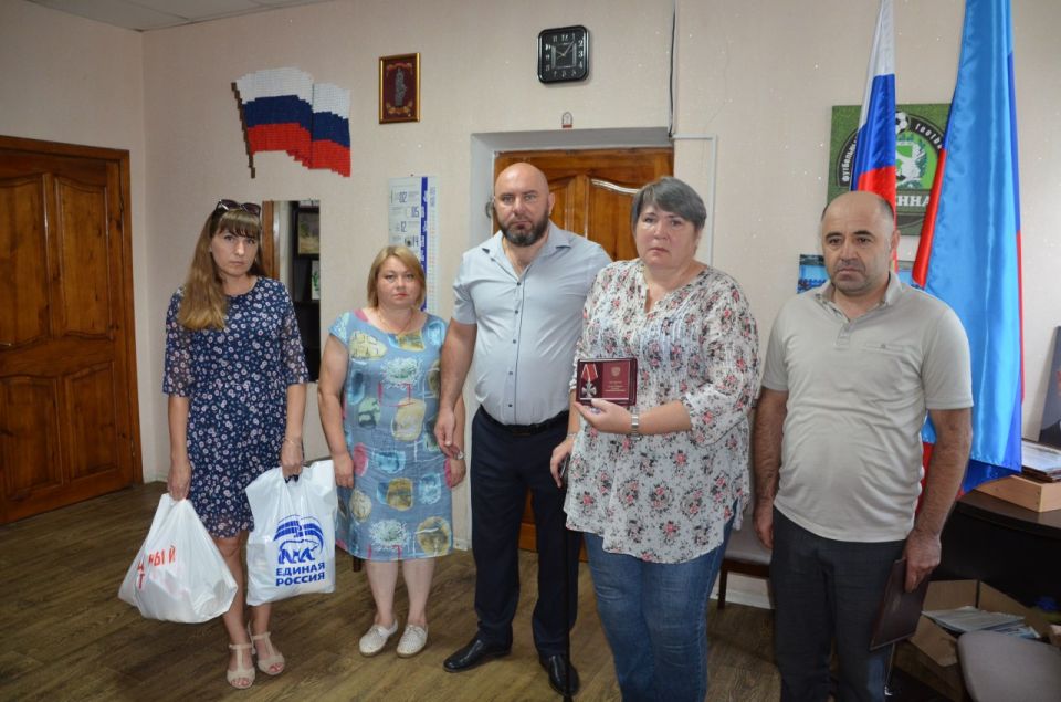 Вручение ордена за мужество посмертно матери погибшего участника СВО