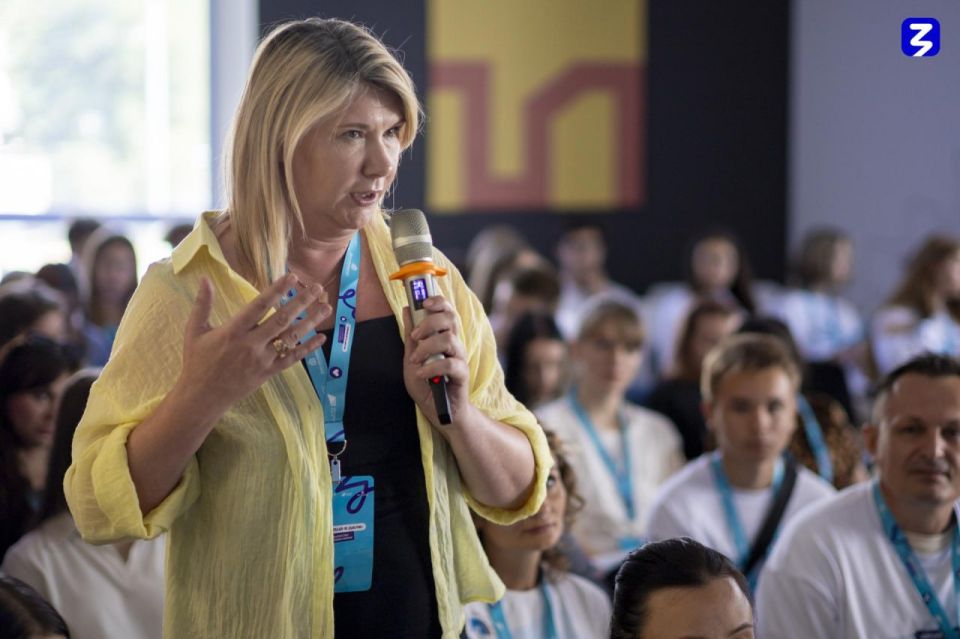 Возможности социального развития: сенатор провела встречу с молодежью ЛНР