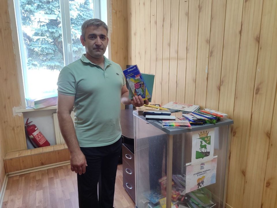 Акция в рамках партийного проекта "Новая школа" под названием "Собери ребенка в школу"!