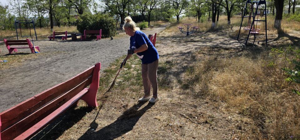 Сегодня сотрудники отдела жизнеобеспечения г. Вахрушево, активисты первичного отделения партии «Единая Россия» провели субботник по уборке видимого мусора в парковой зоне г. Вахрушево