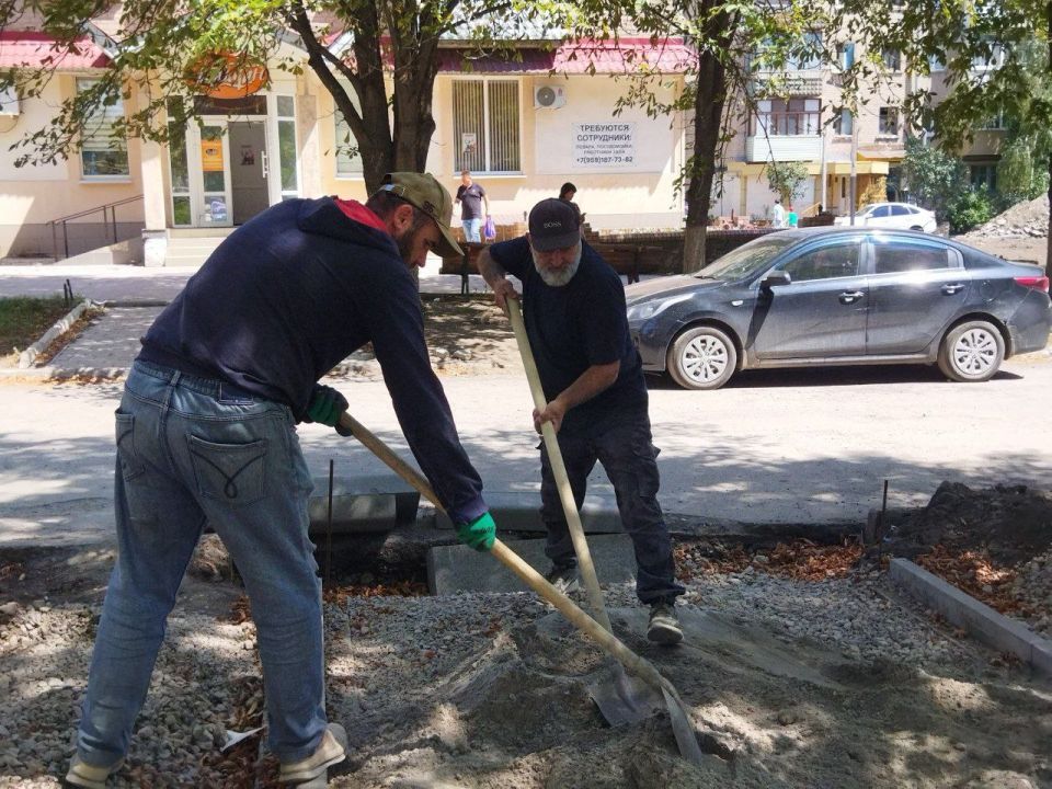 Андрей Рубанцов: . В Ровеньках продолжаются работы по благоустройству аллеи по улице Ленина Работы проводятся в рамках реализации проекта «Благоустройство аллеи, г. Ровеньки, ул. Ленина от памятника «Молодежная...