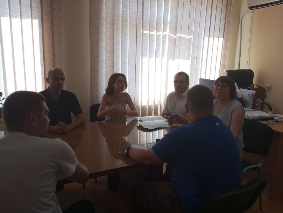 24.07.2025 состоялось заседание Молодежного клуба г. Рубежное, на котором была освещена тема проблем несовершеннолетних в городе Рубежное, рассмотрены пути решения вопроса занятости проблемных подростков