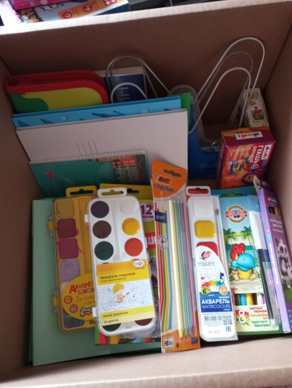 22.07.2025 члены молодежной палаты при Совете депутатов города Рубежное поучаствовали в акции «Собери школьника» и передали наборы школьных принадлежностей для детей