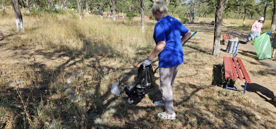 Активисты первичного отделения партии «Единая Россия» №17 провели субботник в сквере в г.Вахрушево