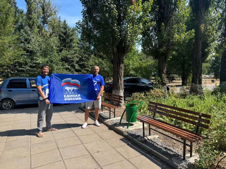 Депутат Совета городского округа города Рубежное Андрей Кузнецов совместно со своим помощником Иваном Летучевым и при поддержке строительной фирмы «ЛенПрофСтандарт» установили лавочки около Сквера Победы в Рубежном