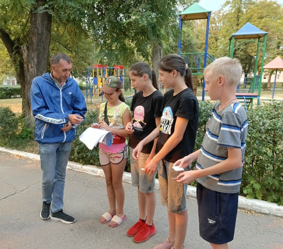 Активисты «Единой России» продолжают осуществлять контроль за безопасностью детских площадок