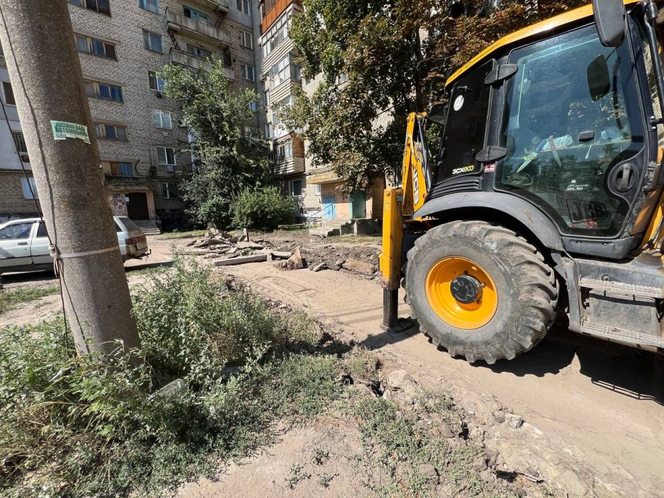 Сергей Козенко: В рамках реализации программы по ремонту дорог продолжаются работы на улице Артема, в районе домов 8 и 9. На сегодняшний день здесь ведутся демонтажные работы, осуществляемые сотрудниками муниципального...
