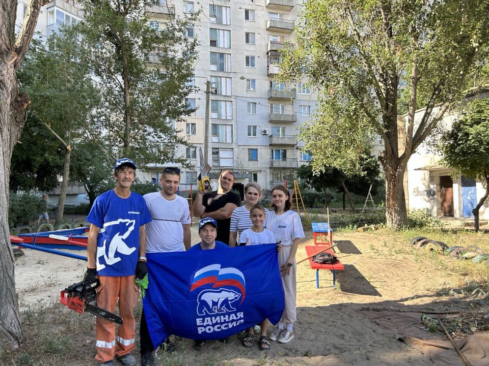 25.07.2025 члены Молодежной палаты при Совете депутатов города Рубежное по обращению жителей дома 45 по ул. Ленина и при поддержке депутата Совета городского округа муниципальное образование городской округ город Рубежное...