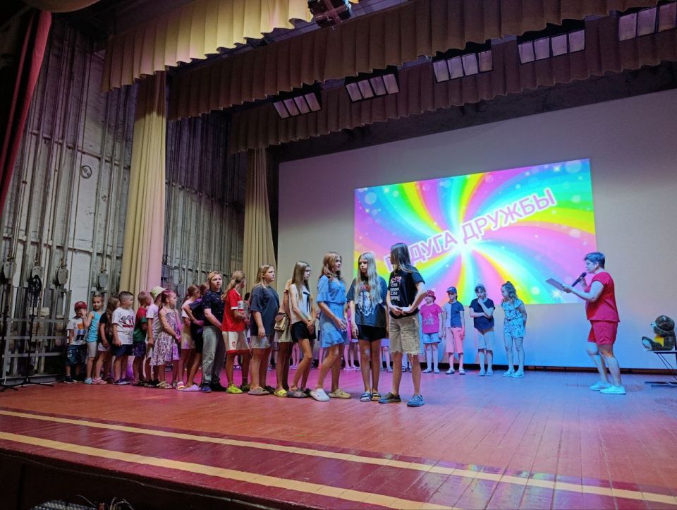 Сегодня в Петровском Доме культуры прошла развлекательная программа "Радуга дружбы", посвященная Международному Дню дружбы