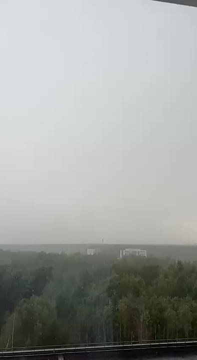 Санкт-Петербург заливает. На город обрушилась мощная гроза с ливнем, местами выпал град