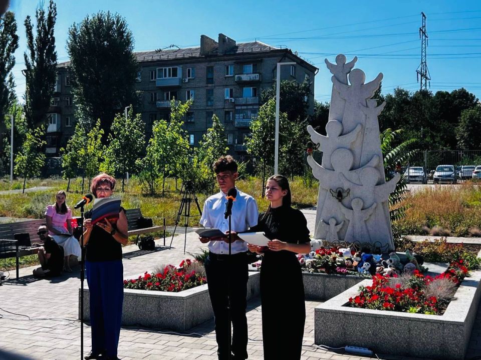 Инна Швенк: МИТИНГ-РЕКВИЕМ В ПАМЯТЬ О ДЕТЯХ- ЖЕРТВАХ ВОЙНЫ В ДОНБАССЕ