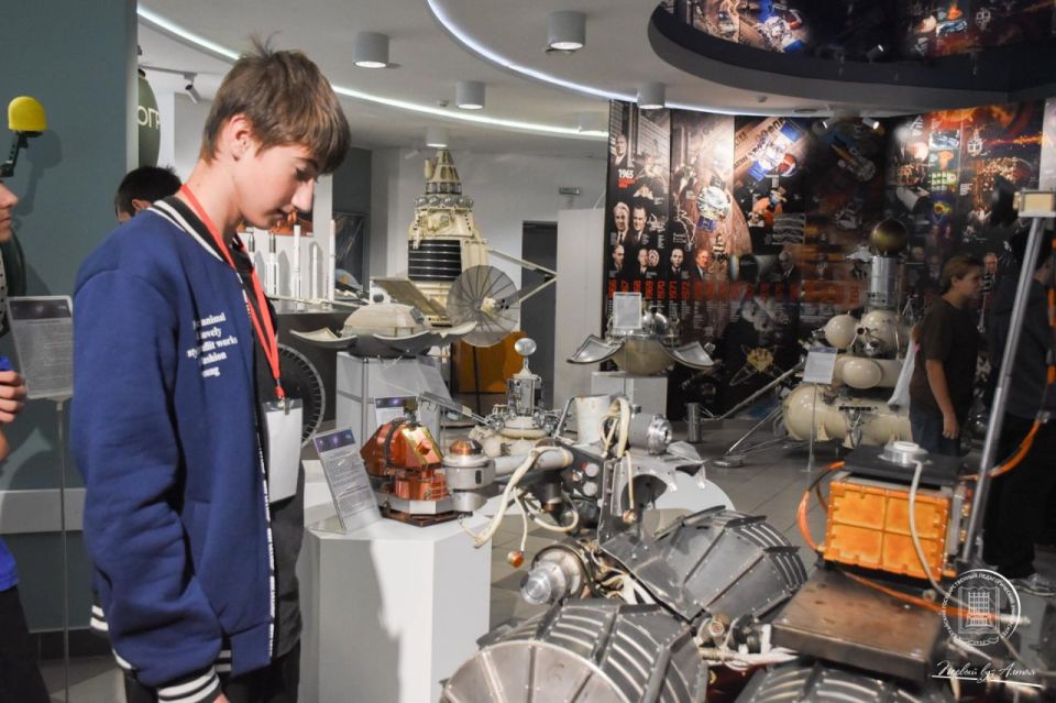 Школьники ЛНР научились управлять дронами и узнали, чем питаются космонавты на орбите