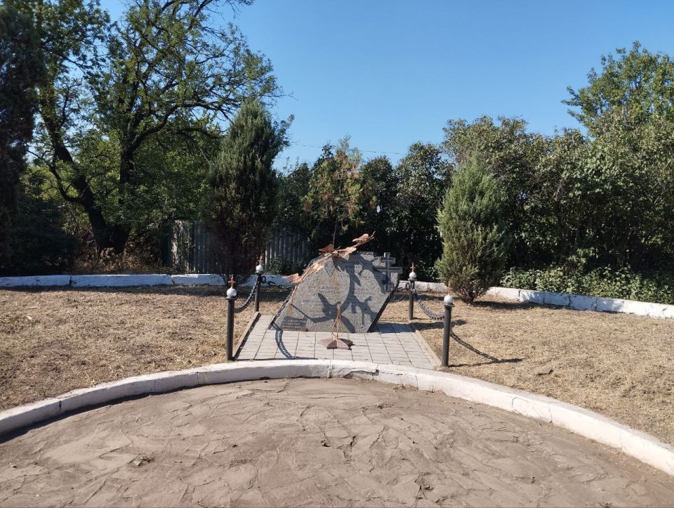 Сегодня сотрудники отдела жизнеобеспечения г. Миусинск совместно с работниками ДК г. Миусинск провели субботник по благоустройству территории сквера возле Братской могилы по ул. Братской