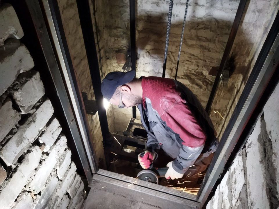 Андрей Рубанцов: В Ровеньках продолжается установка нового лифтового оборудования в многоквартирных домах