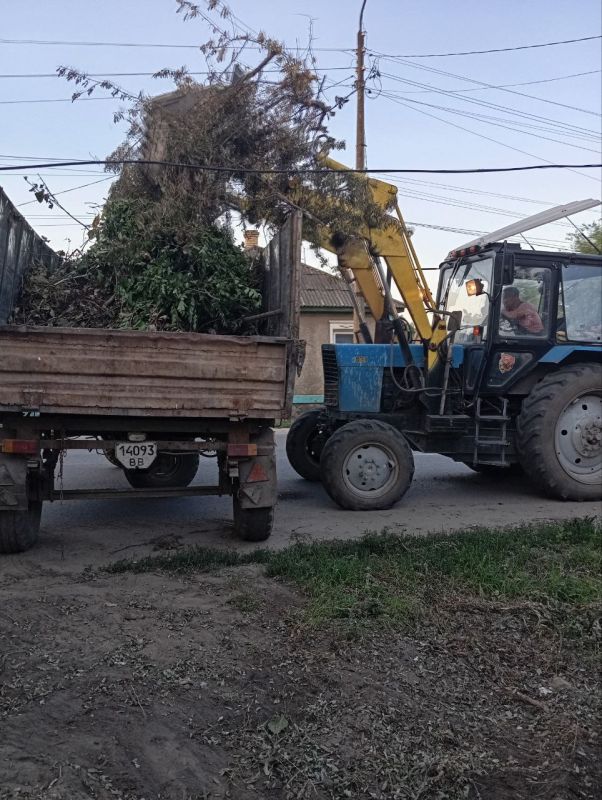 Специалисты МБУ Центр «Благоустройство» продолжают системную работу по наведению порядка на территории Старобельского муниципального округа