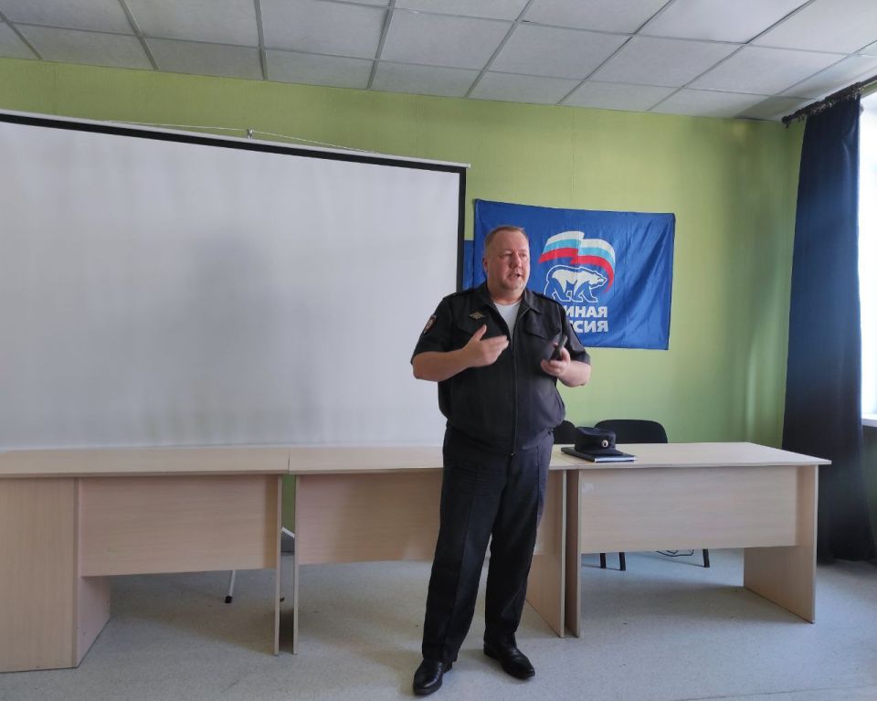 Лекция о мошенничестве. Начальник ОМВД России "Северодонецкий", полковник полиции Алексей Валерьевич Душкин, провел для сотрудников МБУ ДО "Северодонецкая спортивная школа № 1" лекцию о мошенничестве