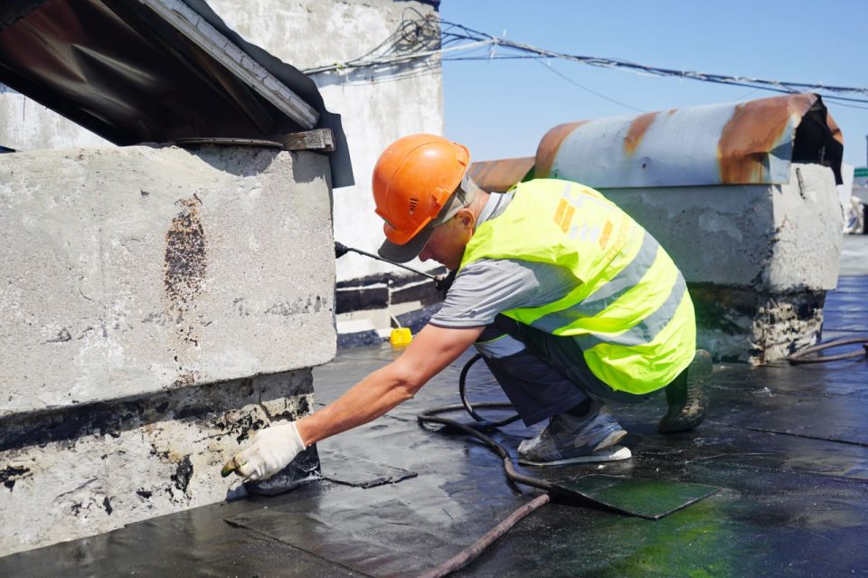 В квартале 60 лет СССР, на кровле дома №25, развернулись масштабные ремонтные работы