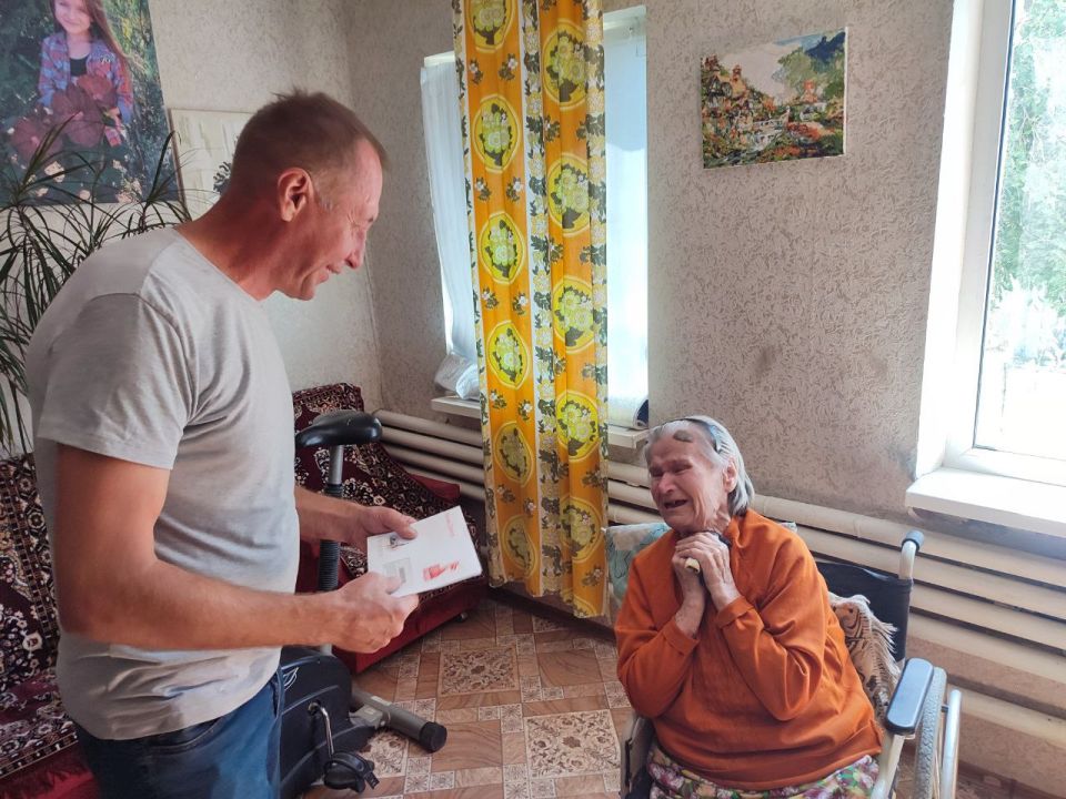 Поздравление с юбилеем.. Николай Бабенко член партии «ЕДИНАЯ РОССИЯ», первичное отделение №4 передал открытку с поздравлениями от президента России Владимира Владимировича Путина женщине, которая отмечала...