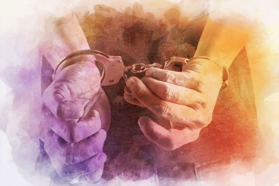 Стахановские полицейские задержали 21-летнего курьера мошенников