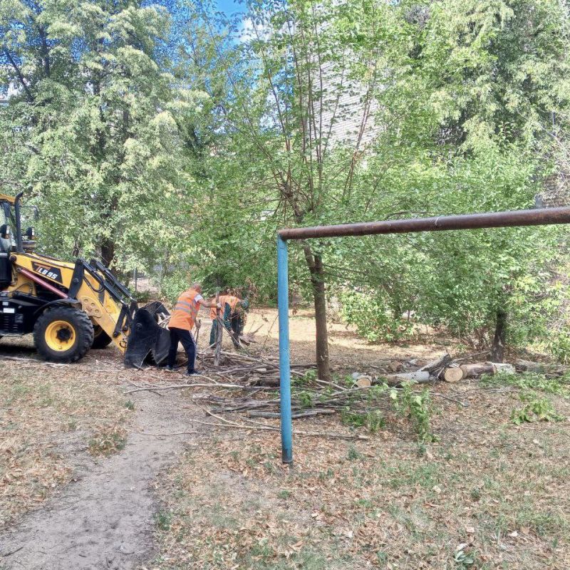 Управляющая компания занимается благоустройством придомовых территорий и вывозит сухие ветки — это положительная практика, направленная на поддержание комфортных и безопасных условий проживания