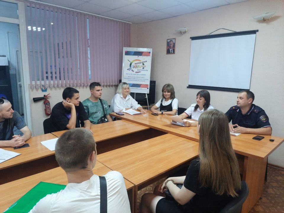 В рамках заседания молодежного клуба «Вертикаль» специалисты территориального отделения ГКУ «Республиканский центр занятости населения» в городе Брянке провели профориентационное мероприятие на тему «Встреча с профи»