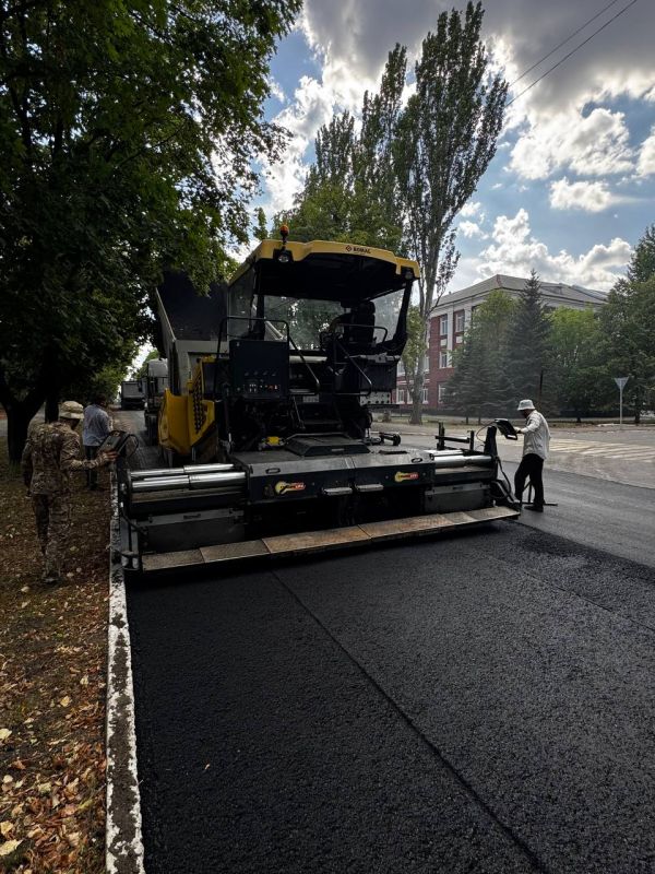 При поддержке Омской области в Стаханове завершен ремонт двух дорог, работы продолжаются