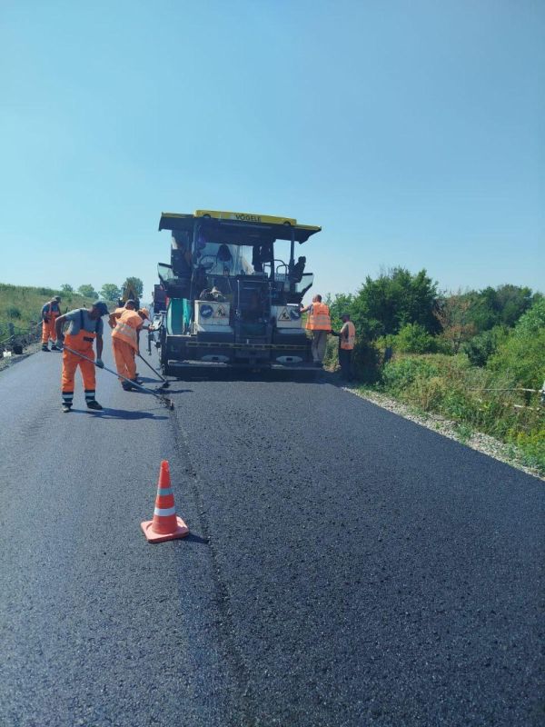 На участке дороги "Беловодск-Брусовка" начали укладывать верхний слой асфальта