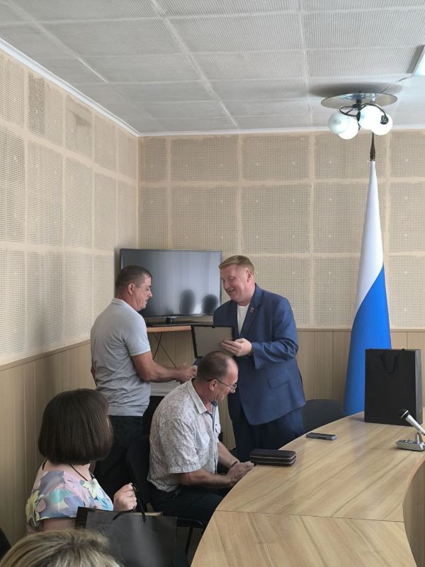 В преддверии дня железнодорожника депутатский корпус ЛНР и ВПП "Единая Россия" поздравили работников Луганского филиала ФГУП "ЖДН" и вручили благодарственные письма: