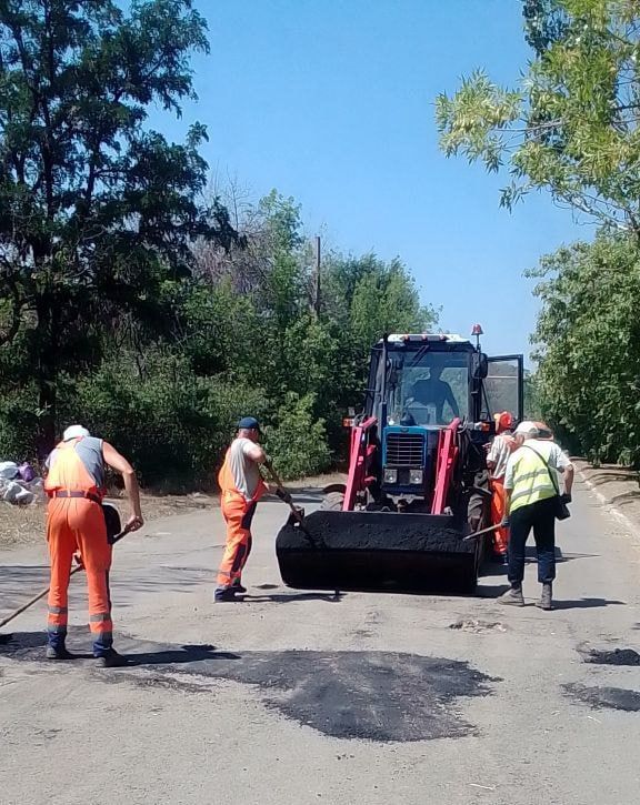 В Ирмино продолжается ямочный ремонт дорог