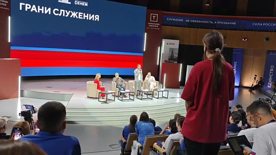 Алёна Лумеровская: На тематической площадке «Грани служения» актёр театра и кино Игорь Петренко проникновенно и с глубоким чувством прочитал стихотворение, раскрывая многогранность смысла служения и его важность для каждого...