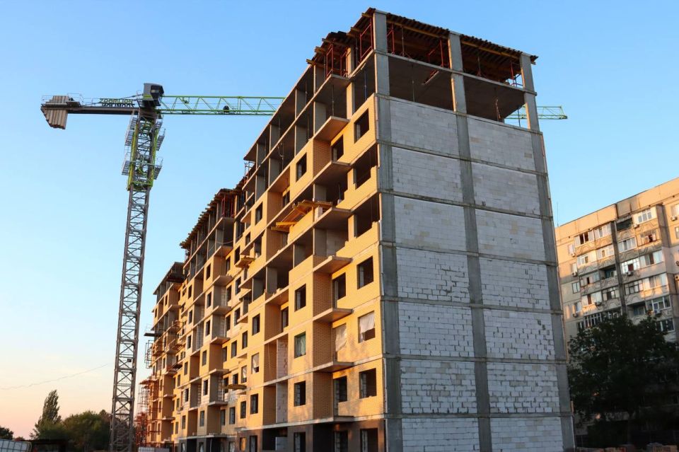 Марат Хуснуллин посетил Луганский ЖК «Авиатор», чтобы посмотреть, как реализуется программа жилищного строительства