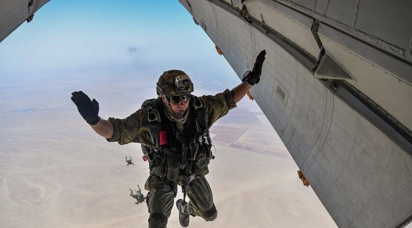 Пасечник поздравил военнослужащих с Днем ВДВ