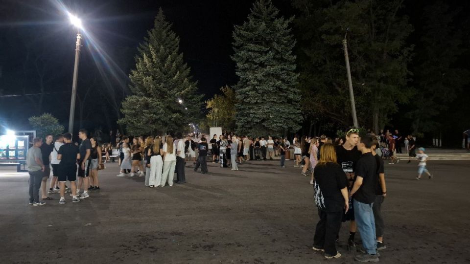 На площадке МБУ ЛНР "Перевальский районный Дворец культуры" прошёл вечер отдыха, ставший настоящим праздником для жителей города