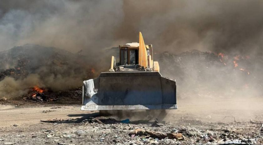 Роспотребнадзор исследует воздух на месте крупного пожара на полигоне ТБО