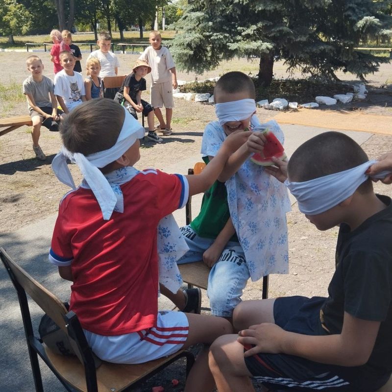 Сотрудники клуба пгт. Вергулевка пригласили жителей на развлекательную программу “Арбузный переполох”