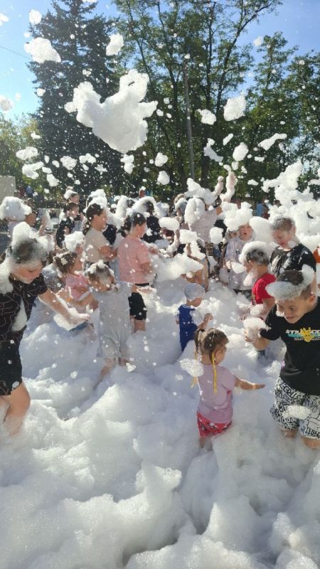 На площадке МБУ ЛНР "Перевальский районный Дворец культуры" прошла весёлая пенная вечеринка для детей, которая собрала множество юных участников