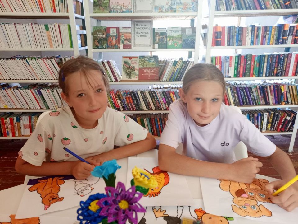В Победовской библиотеке прошёл замечательный Арт-час под названием «Мои домашние питомцы», собравший детей, которые с теплом и нежностью погрузились в творчество, рисуя и разукрашивая своих любимых животных