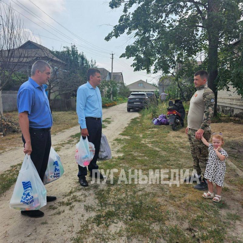 В Старобельске депутат Народного Совета ЛНР Олег Коваль передал канцтовары детям участника СВО