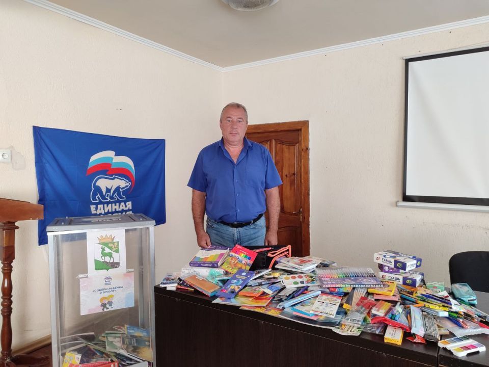 Депутат Народного Совета Юрий Юров совместно с Луганским региональным штабом «Мы вместе и проекта «Москва помогает!» присоединились к акции в рамках партийного проекта «Новая школа» под названием «Собери ребенка в школу»