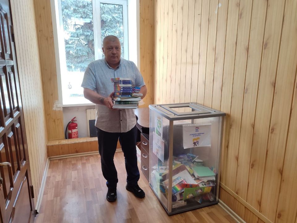 Акция в рамках партийного проекта "Новая школа" под названием "Собери ребенка в школу"!