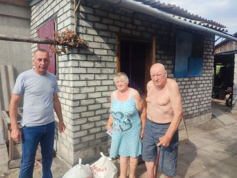 «Эстафета добрых дел». Член партии «ЕДИНАЯ РОССИЯ», первичное отделение №4 Николай Бабенко посетил беженцев, которые находятся в Кременском МО и передал им продуктовые наборы от «Народного фронта»