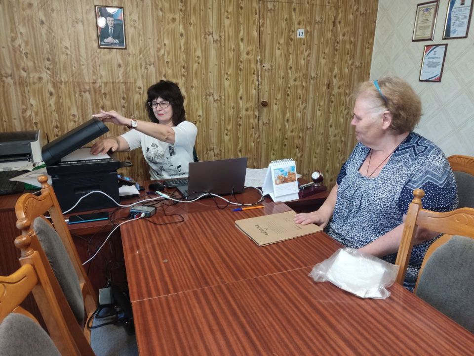 Сегодня в рамках повышения доступности государственных услуг в отделе жизнеобеспечения г. Вахрушево состоялся очередной выездной приём мобильного офиса МФЦ ЛНР