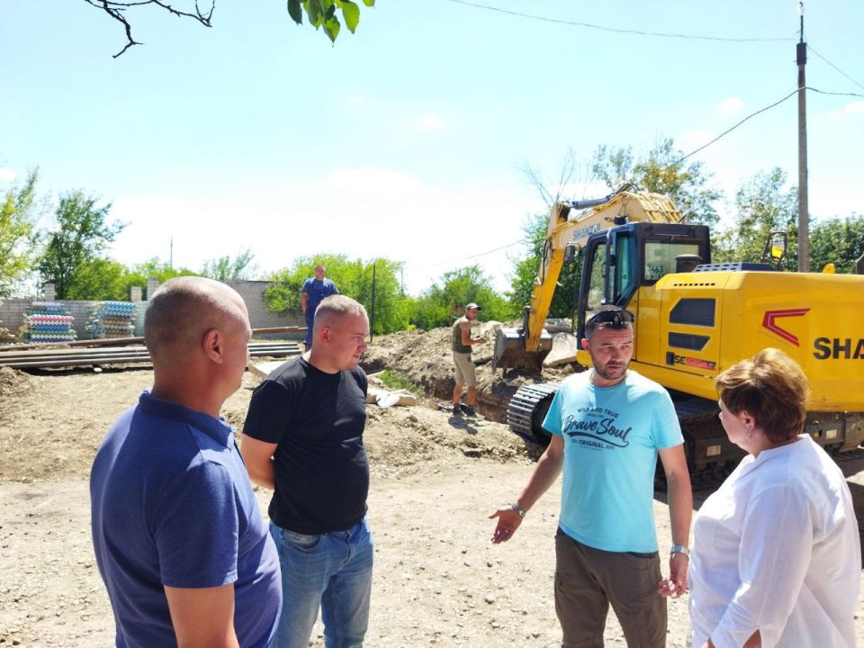 Первый заместитель Главы городского округа город Ровеньки Татьяна Хрипачева и начальник УЖКХ Александр Мащенко, действуя по поручению Главы городского округа Андрея Рубанцова, проинспектировали ход выполнения работ по...