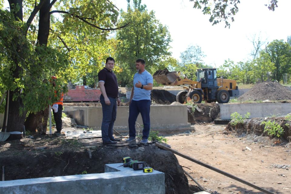 В рамках федерального проекта «Формирование комфортной городской среды» в г. Кировске продолжаются работы по реализации проекта благоустройства общественной территории «Сквер в городе Кировске, на улице Войкова (бывшей шахты...