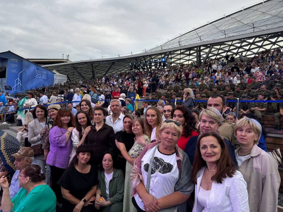 Дарья Лантратова: Наши девчонки, участницы проекта «Жизнь после Победы», мамы и жены бойцов, по приглашению Монаха Киприана сегодня на концерте в Зарядье