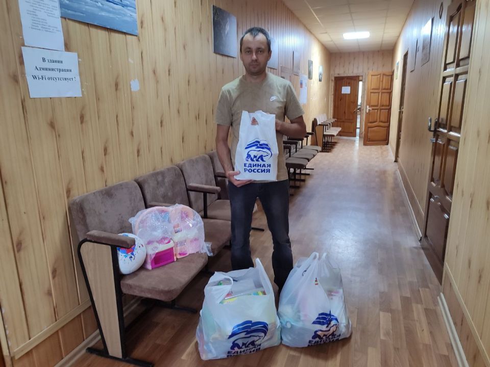 "Собери ребенка в школу"!. В рамках партийного проекта «Новая школа» под названием «Собери ребенка в школу» мы с радостью передали собранные канцелярские принадлежности многодетной семье Максима Крохмалева, из села...