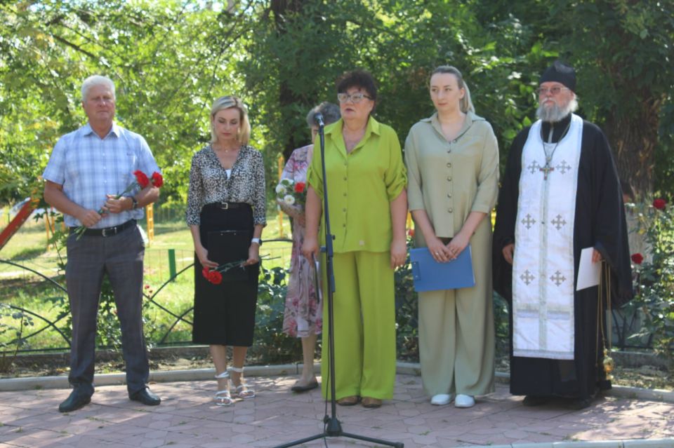 Сергей Козенко: Сегодня, в памятный и скорбный день, мы собрались в парке имени В.Терешковой чтобы почтить память жертв жестокого авиаудара, совершенного вооруженными силами Украины по мирному городу Суходольску одиннадцать...