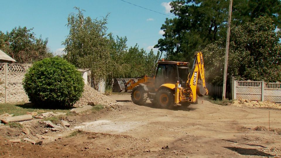 Глава Краснодонского муниципального округа Сергей Козенко посетил стройплощадку, расположенную рядом софисом МФЦ