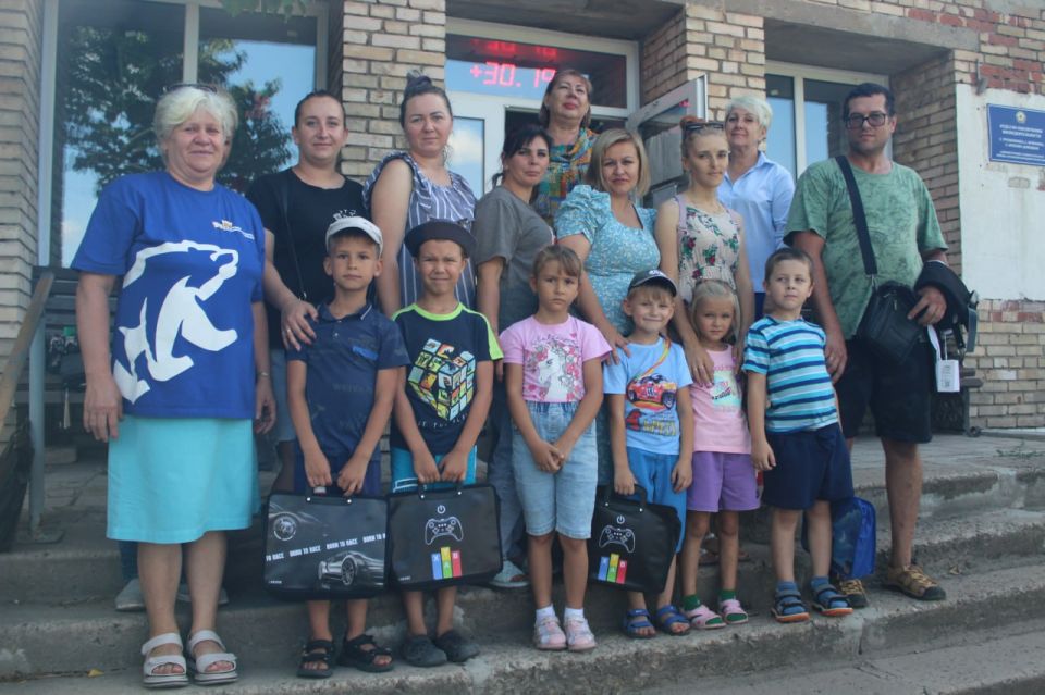 В рамках акции «Собери ребенка в школу» единороссы Славяносербщины оказали помощь в подготовке детей к новому учебному году восьми семьям из сел Трехизбенка и Пришиб