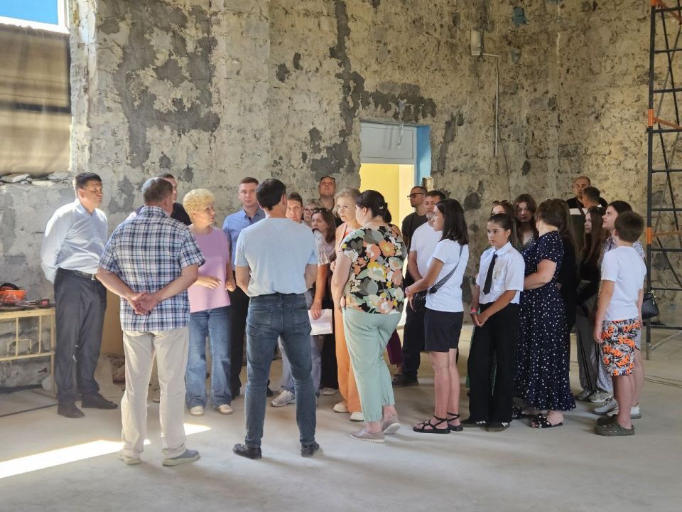 Ольга Бас: Работая с муниципалитетами, сегодня посетила строительную площадку Кировской школы № 1, которой в этом году исполняется 90 лет